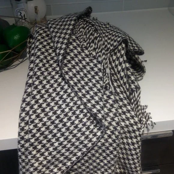 Oversized Pashmina Houndstooth Scarf - Picture 5 of 8
